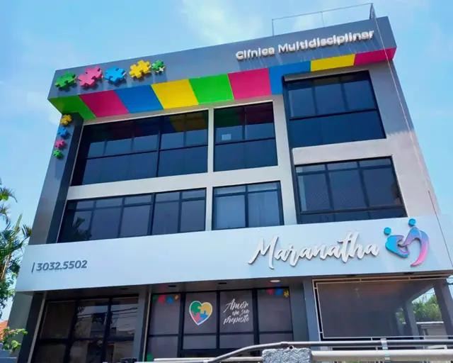 Fachada da Clínica Maranatha com revestimento em ACM colorido e letreiro
