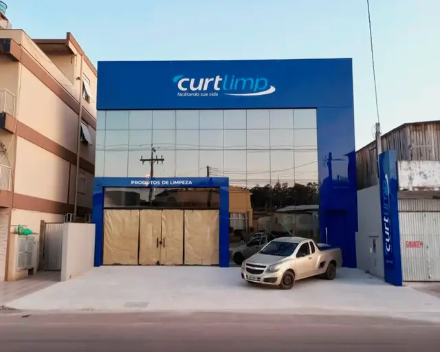 Fachada comercial revestida em ACM azul da Curtlimp