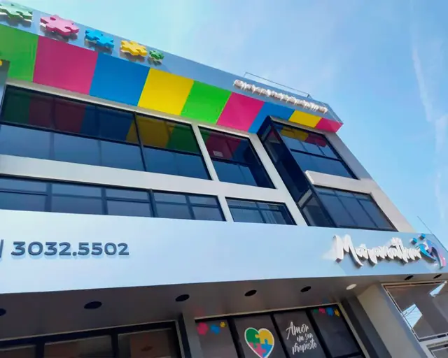 Fachada pronta da Clínica Maranatha com revestimento em ACM colorido e letra-caixa