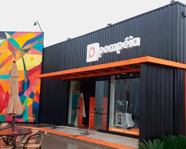 Fachada comercial da loja Pompéia com letreiro em letra-caixa