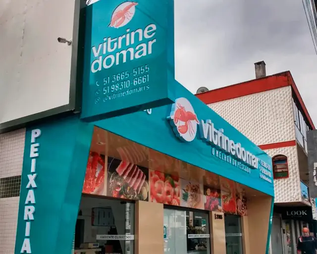 Fachada pronta da peixaria Vitrine do Mar com letreiro em letra-caixa e painel em ACM