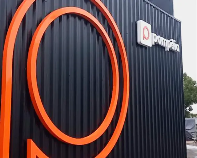 Letra-caixa em grande formato da marca Pompéia aplicada na fachada